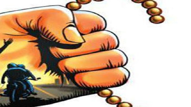 Local 'goon' caught while snatching golden chain, wallet from woman in  Budgam - Kashmir Patriot